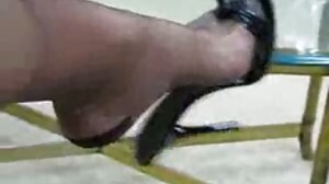 Brunette کے نوجوانوں کے ساتھ busty milf کر ایف اے